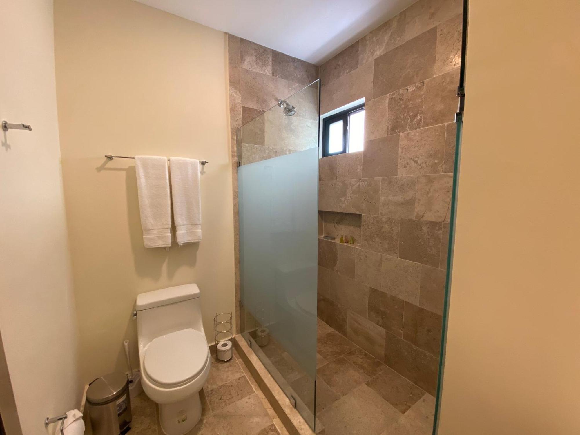 Apartamento Large Studio, Large Rooftop Pool, Great Location!